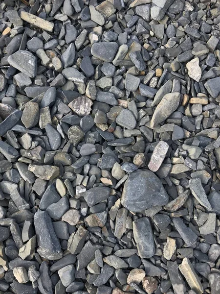 Güneşin aydınlattığı siyah taşlar