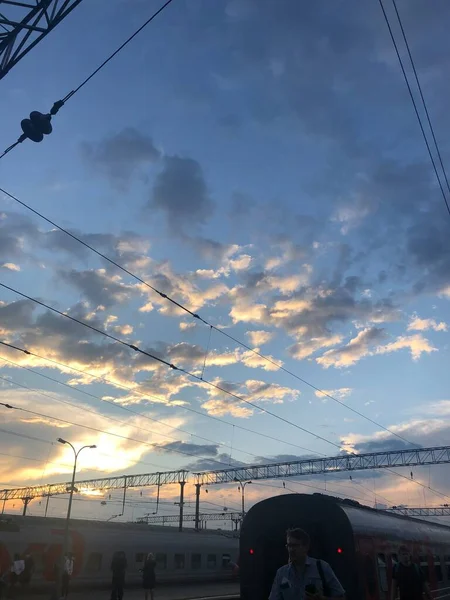 Tren istasyonunun üzerinde gün batımı gökyüzü