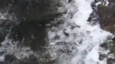 Dalga taşları yıkar.