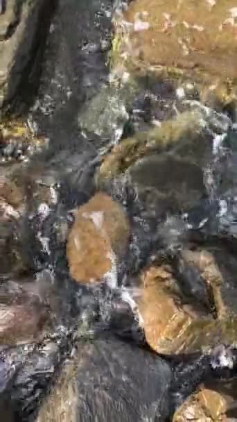 波浪冲刷着石头 — 图库视频影像