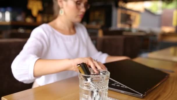 Freelancer vrouw opent haar laptop, gezichtsherkenning systeem krijgt gezichtsherkenning scannen om toegang tot de computer. Infrarood camera scant vrouwelijk gezicht. Biometrie in de elektronica. Vrouw begint te werken in cafe — Stockvideo