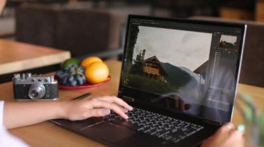 Freelancer retoucher kadın ile fotoğraf düzenleme yazılımı kalemi kullanarak konvertibıl laptop aynı bilgisayarda çalışıyor. Fotoğrafçı ya da Tasarımcısı dijital görüntü işleme. 2 in 1 ile dokunmatik ekran çadır modunda.