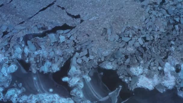 Luchtfoto 's over bevroren zee. Gebarsten ijsschotsen in de oceaan. Het broeikaseffect. Prachtig abstract ijzig gletsjerpatroon. Kleuren van zeeijs. 4k-beelden. — Stockvideo