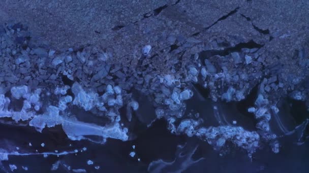 Luchtfoto 's over bevroren zee. Gebarsten ijsschotsen in de oceaan. Het broeikaseffect. Prachtig abstract ijzig gletsjerpatroon. Kleuren van zeeijs. 4k-beelden. — Stockvideo