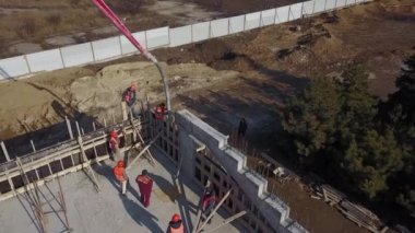 Ukrayna, Mariupol - 1 Eylül 2020. Beton patlayıcı vinç kol kamyonu havadan geliyor. Formalitelere bina karışımı dökülüyor. İnşaat işçileri tribün sahnesinden beton duvarlar döker..
