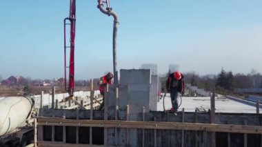 Ukrayna, Mariupol - 1 Eylül 2020. Beton patlayıcı vinç kol kamyonu havadan geliyor. Formalitelere bina karışımı dökülüyor. İnşaat işçileri tribün sahnesinden beton duvarlar döker..