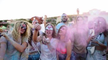 Renkli tozlara bulanmış neşeli insanlar Holi festivalini kutlamak için selfie çekiyorlar, kuru renklerle oynuyorlar. Açık hava Hindu tatil partisi. Kilitlemenin sonu, covid salgın, kısıtlamalar.
