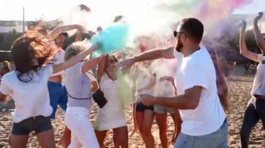 Neşeli insanlar renkli toz sıçratarak eğlenir, Holi festivalini yavaş çekimde kutlarlar. Hindu bahar festivalinde arkadaşlar kuru boyayla oynar, renkler, aşk. Covid salgın izolasyonunun sonu