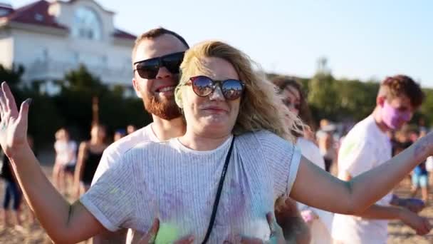 Un homme souriant secoue les beaux seins de femmes au festival Holi au ralenti. Couple s'amuse à hindou vacances de printemps, couleurs, amour. Fin de l'isolement, de la quarantaine, des restrictions. — Video