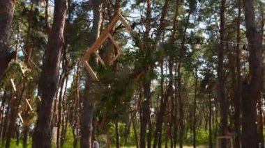 Çiçekli ahşap çerçeveler Boho tarzı düğün mekanında asılıydı. Çam ormanında, çam ağacının ışıklarıyla veya peri ışıklarıyla. Ülke ya da kırsal çevre dostu organik dekor.