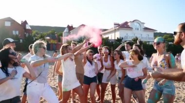 Neşeli insanlar renkli toz sıçratarak eğlenir, Holi festivalini yavaş çekimde kutlarlar. Hindu bahar festivalinde arkadaşlar kuru boyayla oynar, renkler, aşk. Covid salgın izolasyonunun sonu