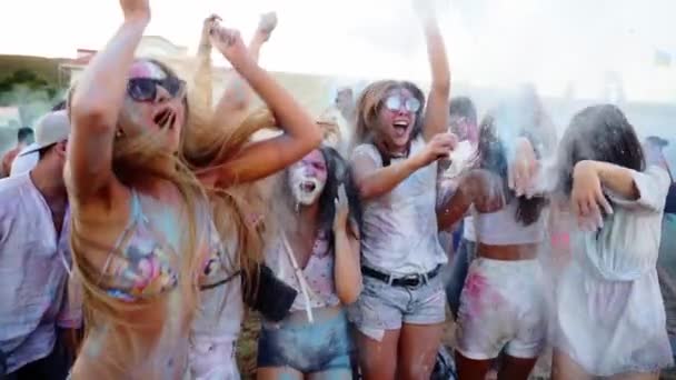 Sauter et danser les jeunes gens s'amusent et jettent des couleurs sèches dans les airs au festival Holi au ralenti. Les amis célèbrent les vacances hindoues et la fin du confinement, pandémie covid, quarantaine. — Video