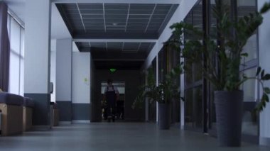 Elektrikçi ofiste ışık tamiri yapıyor. Usta elektrikle işini bitirir. Çilingir alet çantasıyla iş merkezi koridorunda yürüyor. Adam mühendis olmak için başvuruyor. Üniformalı erkek tamirci.