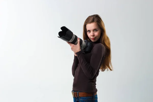 전문적 인 희미 한 카메라를 가진 아름다운 사진 작가 소녀 가 스튜디오의 하얀 배경에서 포즈를 취하고 있습니다. 사진 학습, 공부, 훈련 개념 — 스톡 사진