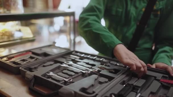 Meister repariert Kaffeemaschine und zeigt Daumen hoch Zeichen. Frau benutzt Werkzeug für Kaffeemaschine Reparatur. Kurzfristiges Servicekonzept. — Stockvideo