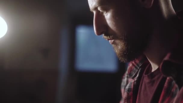 Close-up handen snijden met het mes het patroon van leer en verwijder overtollig deel. Tanner, kleermaker master werkt achter de werkbank en het creëren van lederwaren. Handgemaakt. — Stockvideo