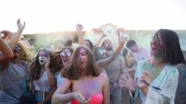 Renkli tozlara bulanmış neşeli insanlar Holi festivalini kutlamak için selfie çekiyorlar, kuru renklerle oynuyorlar. Açık hava Hindu tatil partisi. Kilitlemenin sonu, covid salgın, kısıtlamalar.