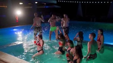 Arkadaşlar özel villa havuzunda gece havuzu partisi yaparlar. Mayo giymiş neşeli genç insanlar lüks otellerde atlayıp suya dalıyorlar. Erkekler ve kadınlar ağır çekimde takılıyorlar..