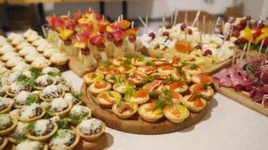 Restoranda ya da otelde ziyafet masasında abur cubur servisi. Doğum gününde dekore edilmiş yemekler, düğün kutlaması ya da iş konferans salonu.