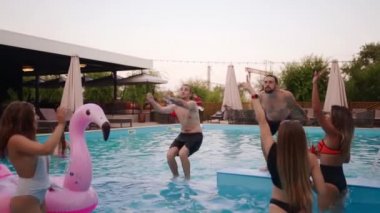 Arkadaşlar havuz partisini özel bir villa havuzunda yaparlar. Mayo giymiş neşeli genç insanlar lüks otellerde atlayıp suya dalıyorlar. Erkekler ve kadınlar ağır çekimde takılıyorlar..