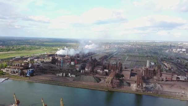 24 maggio 2019 - Mariupol, Ucraina. Impianto metallurgico azovstale. Aerea di città industriale con aria, inquinamento delle acque fluviali da altiforni vicino al mare. Fumo sporco, smog da tubi di acciaieria. — Video Stock