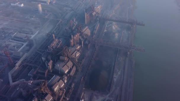 24 mei 2019 - Mariupol, Oekraïne. Azovstal metallurgische installatie. Luchtfoto van industriële stad met lucht, vervuiling van de rivier door hoogovens in de buurt van zee. Vuile rook, smog uit pijpen van staalfabriek. — Stockvideo