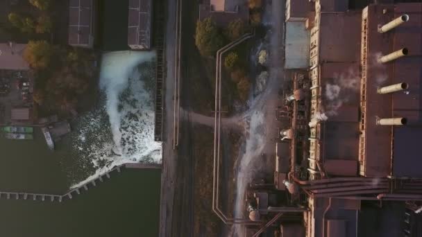 Flygfoto av industristad med luft- och flodvattenföroreningar från metallverk och masugnar nära havet. Smutsig rök, smog från stålrör. Begreppet ekologiska frågor. — Stockvideo