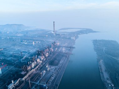24 Ekim 2019 - Mariupol, Ukrayna. Azovstal metalürjik bitki. Havalı sanayi şehri havası, Azov Denizi yakınlarındaki patlama fırınlarından kaynaklanan su kirliliği. Duman, çelik fabrikasının borularından çıkan duman..