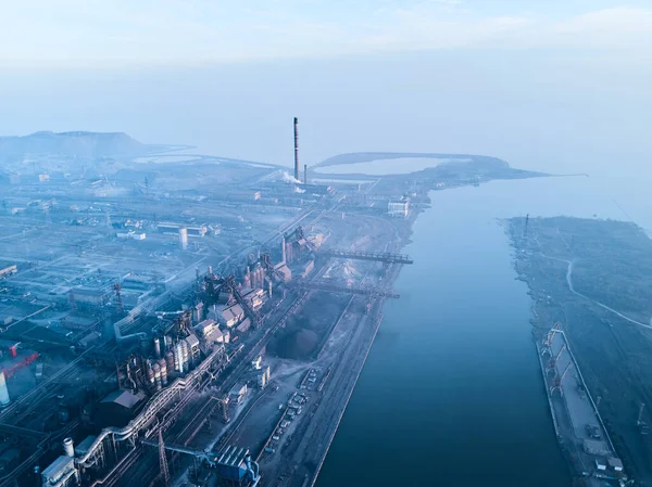 24 Ekim 2019 - Mariupol, Ukrayna. Azovstal metalürjik bitki. Havalı sanayi şehri havası, Azov Denizi yakınlarındaki patlama fırınlarından kaynaklanan su kirliliği. Duman, çelik fabrikasının borularından çıkan duman..