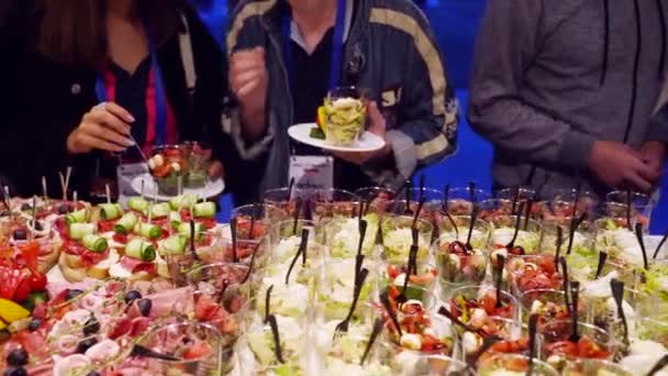 Catering service on banquet table with canape snacks in restaurant or hotel. Decorated food set on birthday, wedding celebration or business conference event venue. — Vídeo de stock