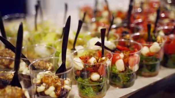 Catering service on banquet table with canape snacks in restaurant or hotel. Decorated food set on birthday, wedding celebration or business conference event venue. — Vídeos de Stock