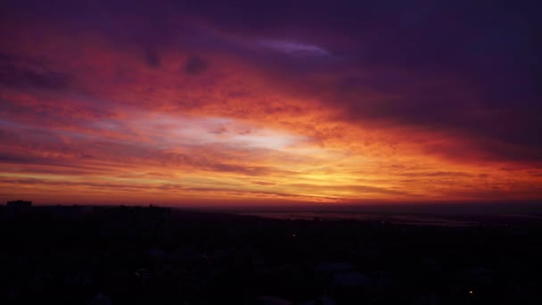 Timelapse de un majestuoso amanecer sobre el mar y lagos con un espectacular paisaje nublado. Nubes coloridas moviéndose en el cielo con una luz viva asombrosa. Naturaleza entorno paisaje rascacielos sobre la ciudad de Mariupol, Ucrania en 6k. — Vídeos de Stock