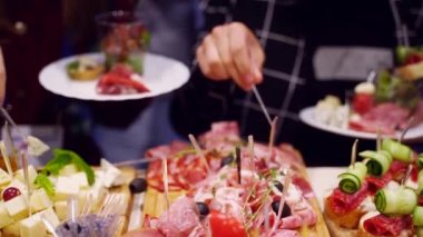 Restoranda ya da otelde ziyafet masasında abur cubur servisi. Doğum gününde dekore edilmiş yemekler, düğün kutlaması ya da iş konferans salonu.