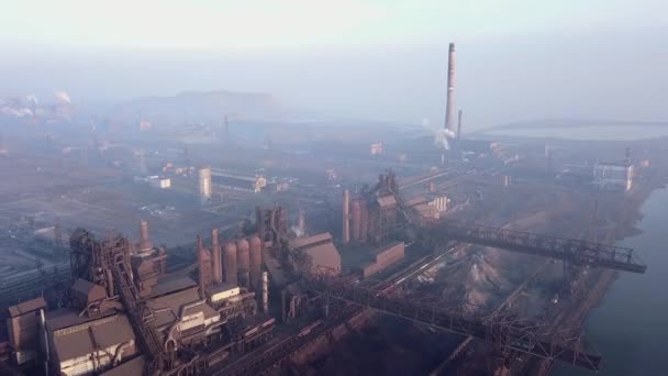 Flygfoto av industristad med luft- och flodvattenföroreningar från metallverk och masugnar nära havet. Smutsig rök, smog från stålrör. Begreppet ekologiska frågor. — Stockvideo