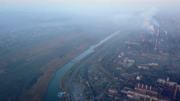 Flygfoto av industristad med luft- och flodvattenföroreningar från metallverk och masugnar nära havet. Smutsig rök, smog från stålrör. Begreppet ekologiska frågor. — Stockvideo