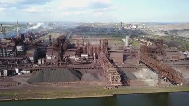 24 maj 2019 - Mariupol, Ukraina. Azovstal metallverk. Flygfoto av industristad med luft, flodvatten föroreningar från masugnar nära havet. Smutsig rök, smog från stålrör fabrik. — Stockvideo