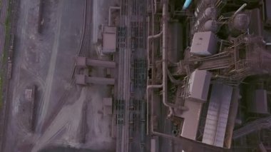 Hava atmosferi ve nehir suyu kirliliğine sahip endüstriyel şehir havası. Metalurjik bitki ve deniz kenarındaki fırınlardan kaynaklanıyor. Kirli duman, çelik fabrikasının borularından çıkan duman. Ekolojik konular kavramı.