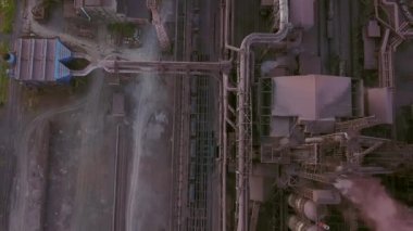 Hava atmosferi ve nehir suyu kirliliğine sahip endüstriyel şehir havası. Metalurjik bitki ve deniz kenarındaki fırınlardan kaynaklanıyor. Kirli duman, çelik fabrikasının borularından çıkan duman. Ekolojik konular kavramı.