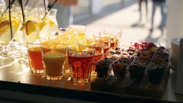 Service traiteur sur table de banquet avec snacks canapés au restaurant ou à l'hôtel. Ensemble d'aliments décorés avec des boissons, des noix et des fruits secs le jour de l'anniversaire, de la célébration de mariage ou de la conférence d'affaires. — Video