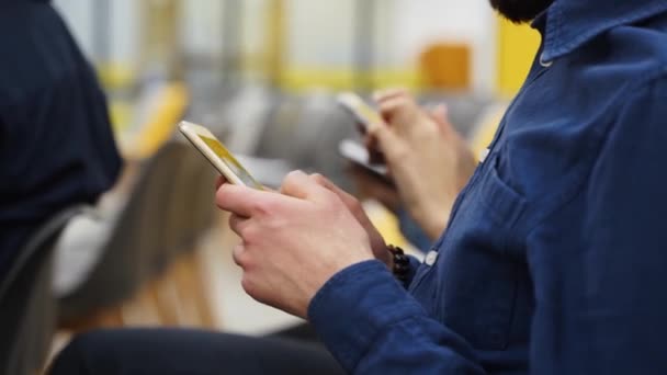 Die Leute hören Moderatoren zu, machen Notizen in Gadgets und Notizbüchern auf Geschäftstreffen. Mitarbeiter notieren sich Notizen beim Briefing mit dem Sprecher. Mitarbeiter über Manager berichten. Studenten in der Vorlesung. — Stockvideo