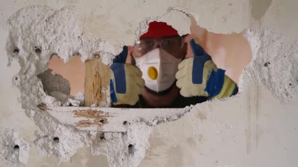 Contractor Shows Thumb Sign Wall Hole Has Fun Apartment Rearrangement — Stock Video