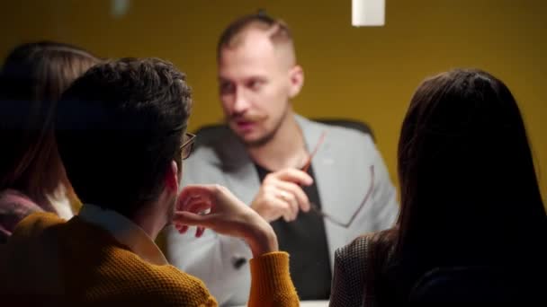 Kantoormedewerkers Bespreken Opstartproject Vergaderzaal Met Grafieken Laptop Tablet Bedrijfsmensen Bespreken — Stockvideo