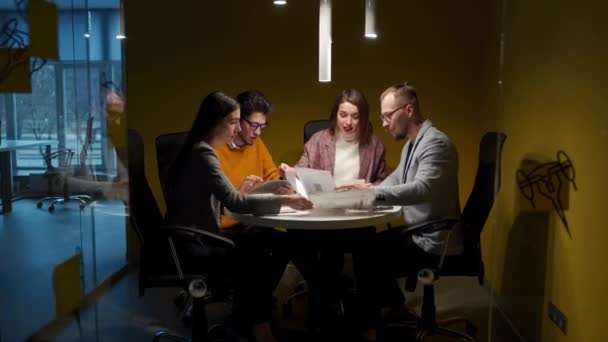 Kontorspersonal Diskuterar Uppstartsprojekt Konferensrum Med Diagram Bärbar Dator Surfplatta Företagsfolk — Stockvideo