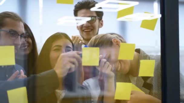 Бизнес Команда Веселиться Мозговой Штурм Писать Идеи Бумаге Липкие Заметки — стоковое видео
