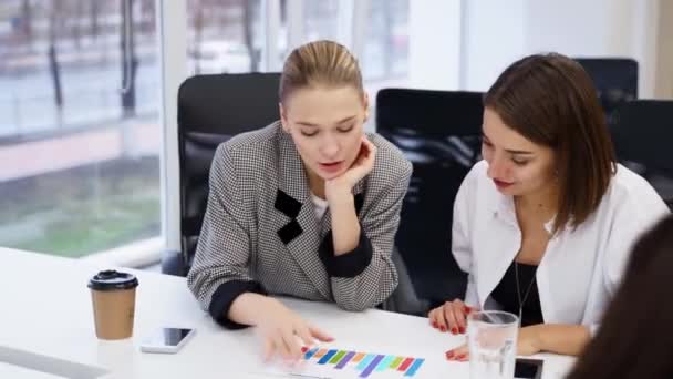 女性オフィスの従業員は会議や役員会議で起業プロジェクトについて座ったり議論したりします 交渉に相互作用するビジネスパートナーのチーム 企業の女性が話し合う — ストック動画