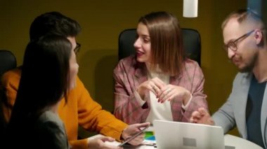 Ofis çalışanları başlangıç projesini konferans odasında çizelgeler, dizüstü bilgisayarlar ve tabletlerle tartıştılar. Şirketler plan, strateji ve mali konuları tartışır. Çalışanlar toplantı için pazarlık yapıyor. Öğrenciler üniversitede konuşuyor
