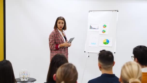 Treinadora Treinadora Negócios Apresenta Relatório Mostra Diagramas Flip Chart Sala — Vídeo de Stock