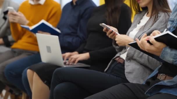 Pessoas Ouvem Apresentador Fazer Anotações Gadgets Cadernos Conferência Reuniões Negócios — Vídeo de Stock