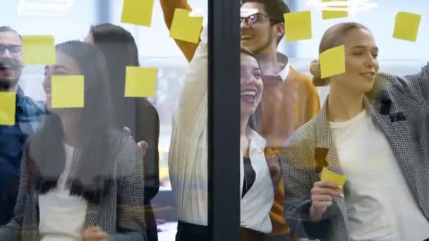 Business Team Brainstormen Schrijven Ideeën Papier Sticker Notities Post Het — Stockvideo