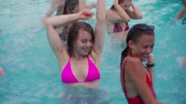 Arkadaşların özel bir yüzme havuzunda gece havuzu partisi var. Mayolu mutlu gençler su sıçratır, şamandıralarla dans eder ve lüks bir tatil köyünde şişme yatak giyer..